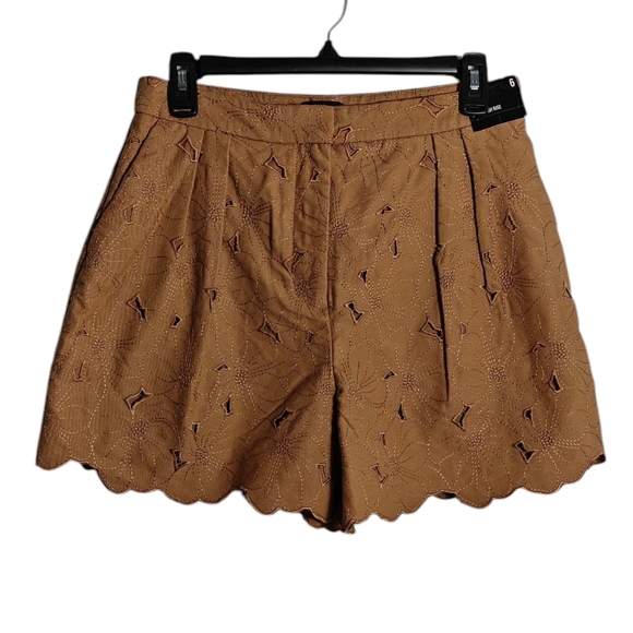 EXPRESS NWT Super High Rise Stylist Tan Scalloped And Pleated Shorts Size 6 - Picture 1 of 16